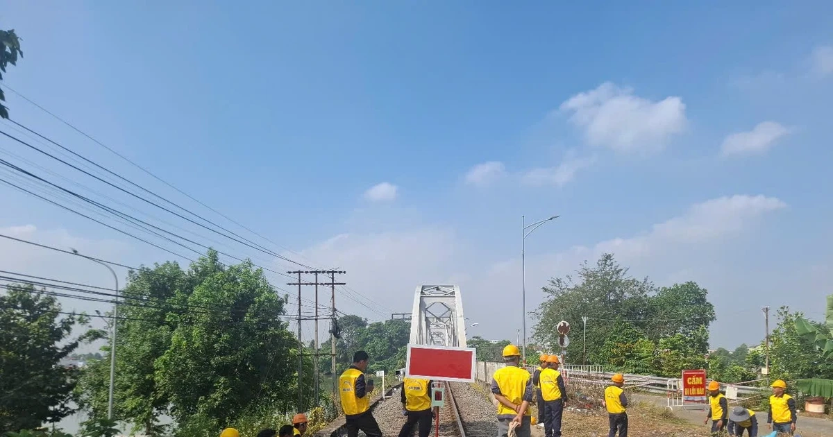 Vận tải đường sắt thiệt hại nặng nề do sà lan đâm cầu Ghềnh