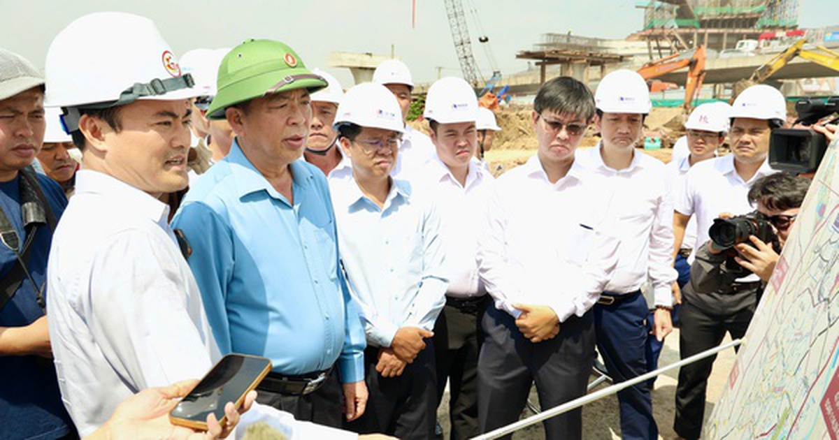 Bộ trưởng Bộ Xây dựng kiểm tra tiến độ Vành đai 3 tại Tân Vạn