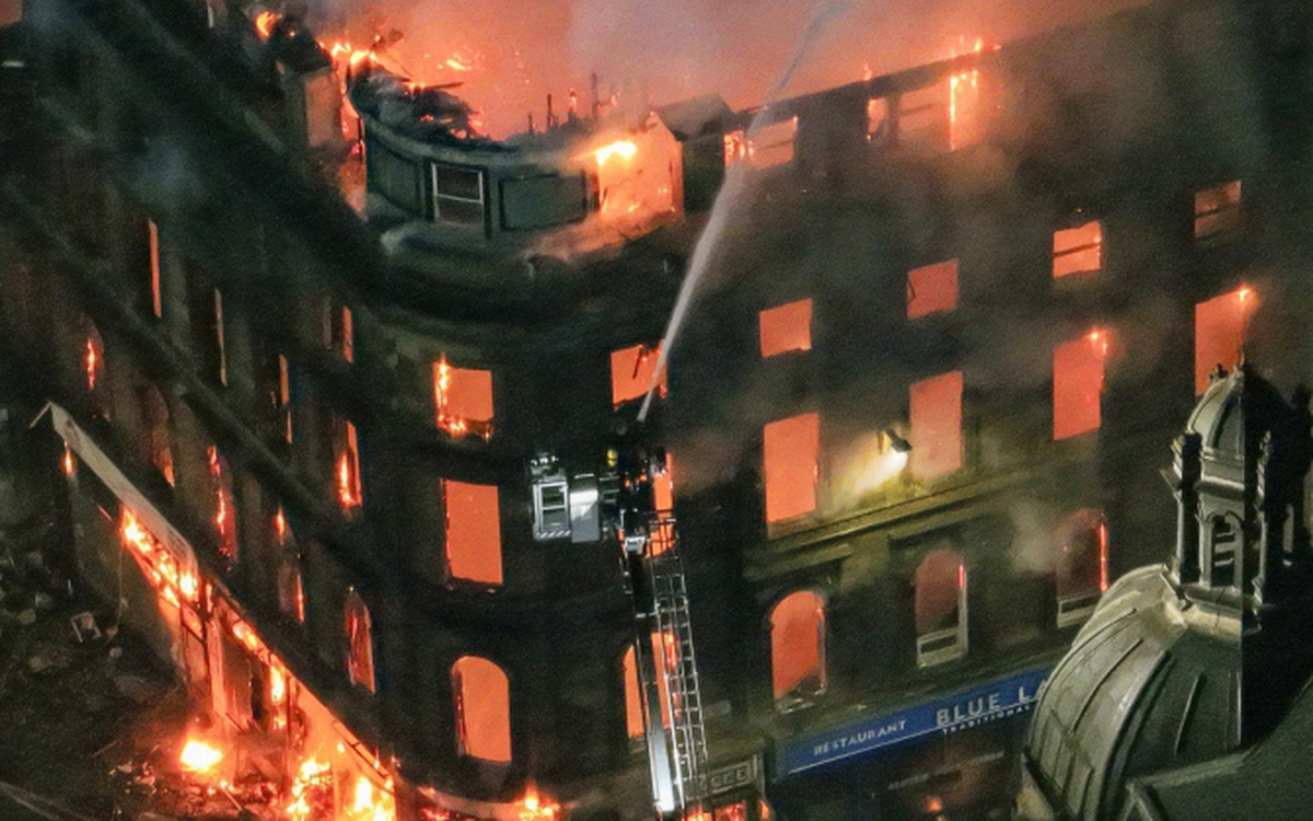 Cháy lớn thiêu rụi tòa nhà biểu tượng lịch sử tại trung tâm thành phố, 15 xe cứu hỏa được điều động