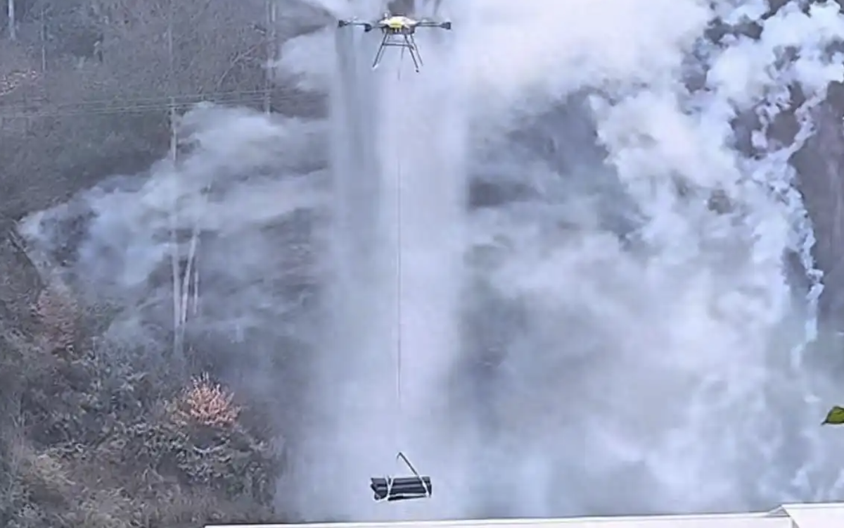 Đám tang thời “công nghệ”: 1 gia đình chi hơn 38 triệu đồng thuê máy bay không người lái bê quan tài nặng 460kg lên núi an táng