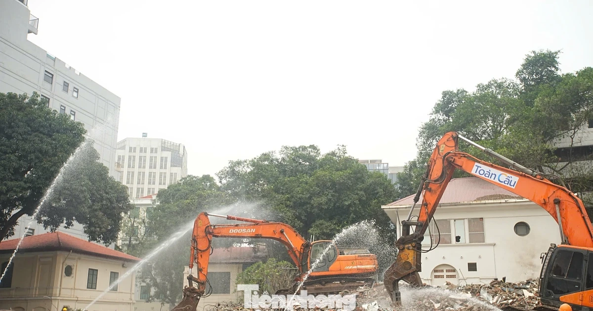 Phá dỡ công trình phía Đông hồ Hoàn Kiếm, liên tục phun nước dập bụi