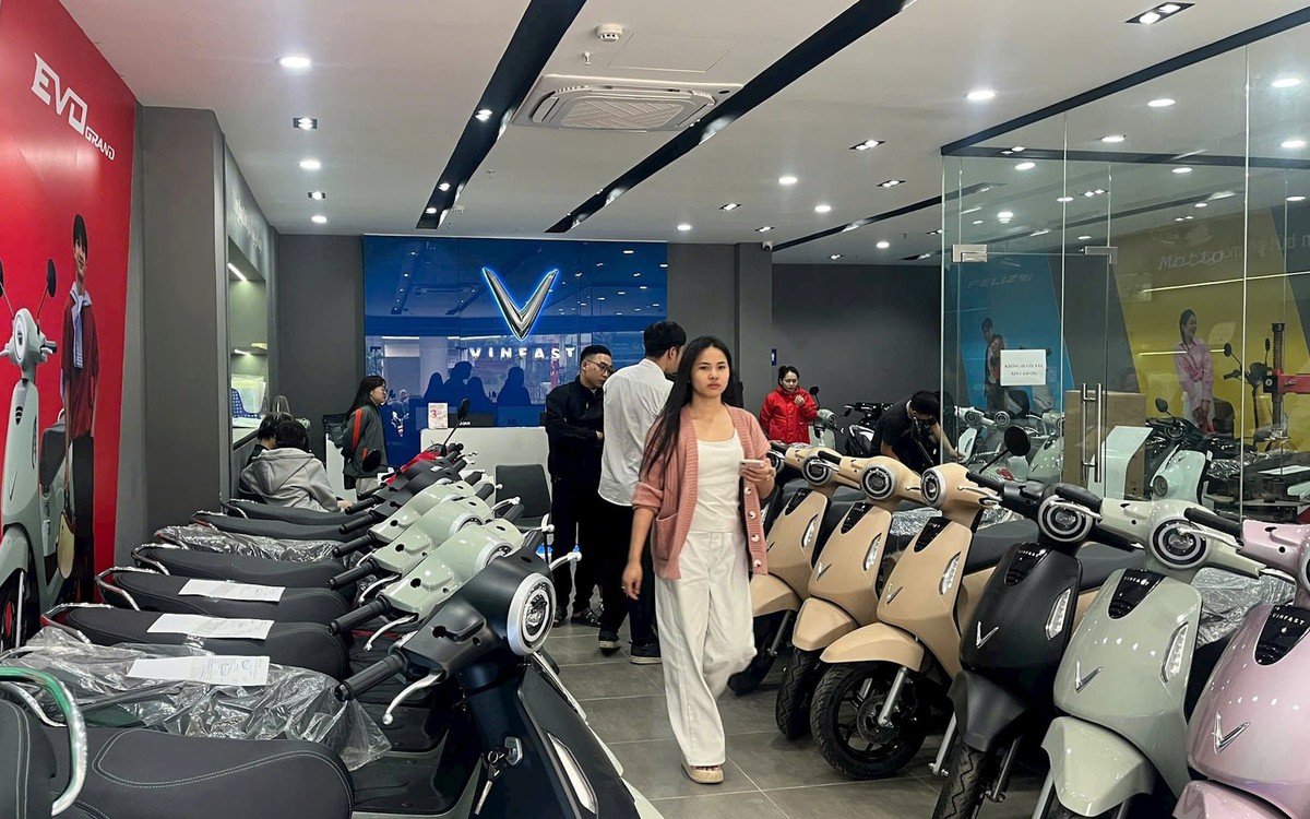 Hết mua vàng bạc, người dân giờ xếp hàng, bốc số mua xe máy điện: Đại lý cháy hàng, khách phải cọc đợi vài ngày mới có xe