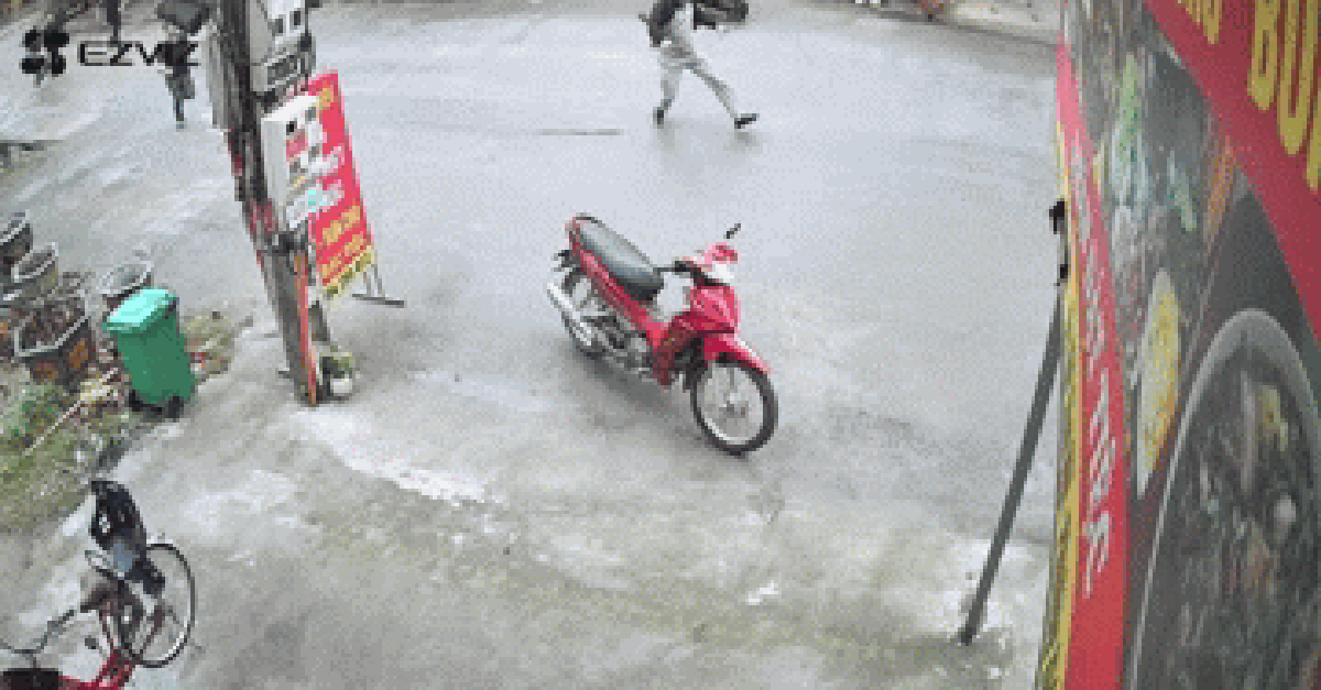 Người đàn ông hô "mượn" rồi nhảy lên xe máy phóng đi: Lý do khiến cả gia đình từ hoảng hốt sang… thở phào