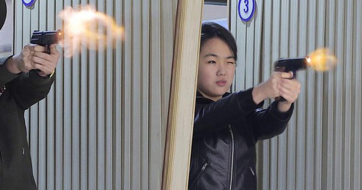 Thị sát nhà máy vũ khí, nhà lãnh đạo Triều Tiên cùng con gái thử nghiệm bắn súng