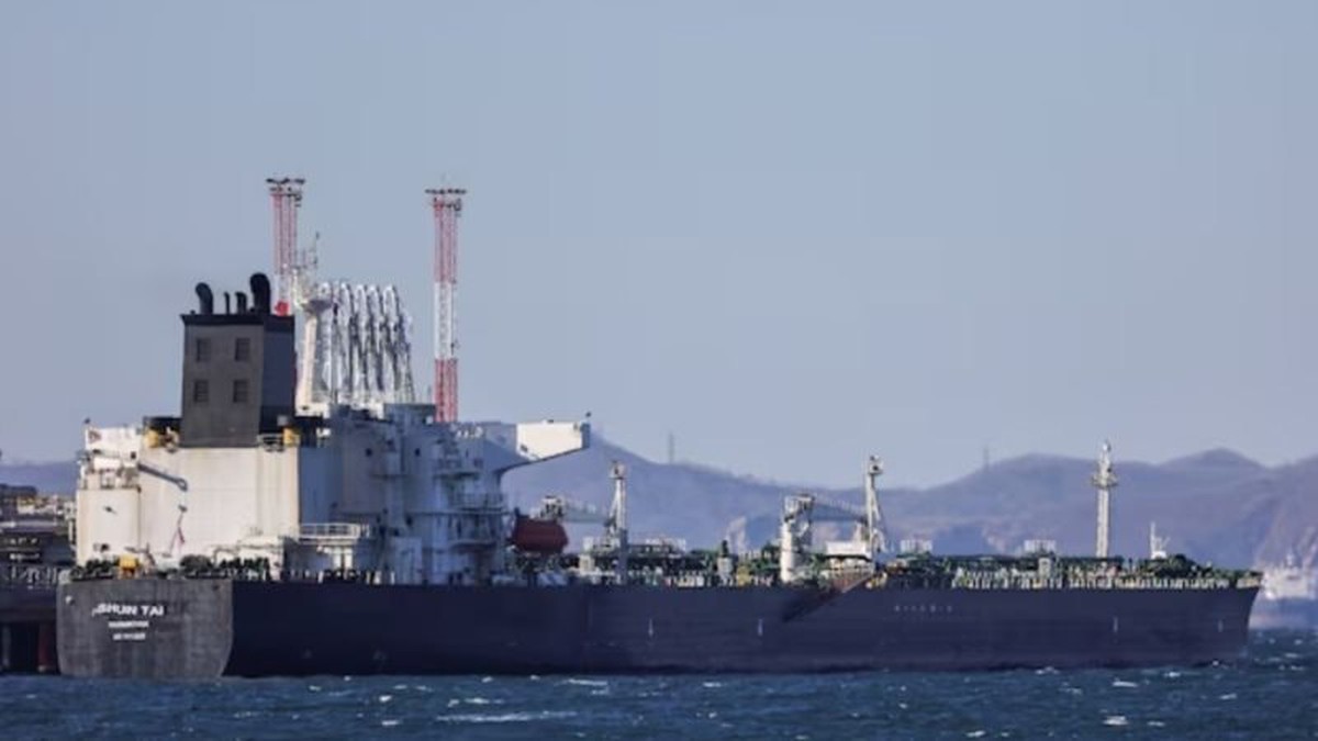 Iran đóng cửa eo biển Hormuz, một quốc gia liền đề nghị Mỹ 'cho phép' mua dầu Nga