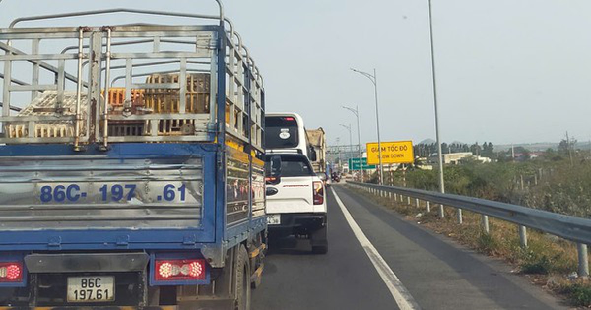 Xe xếp hàng dài vì lỗi kỹ thuật trạm thu phí trên cao tốc Phan Thiết – Dầu Giây