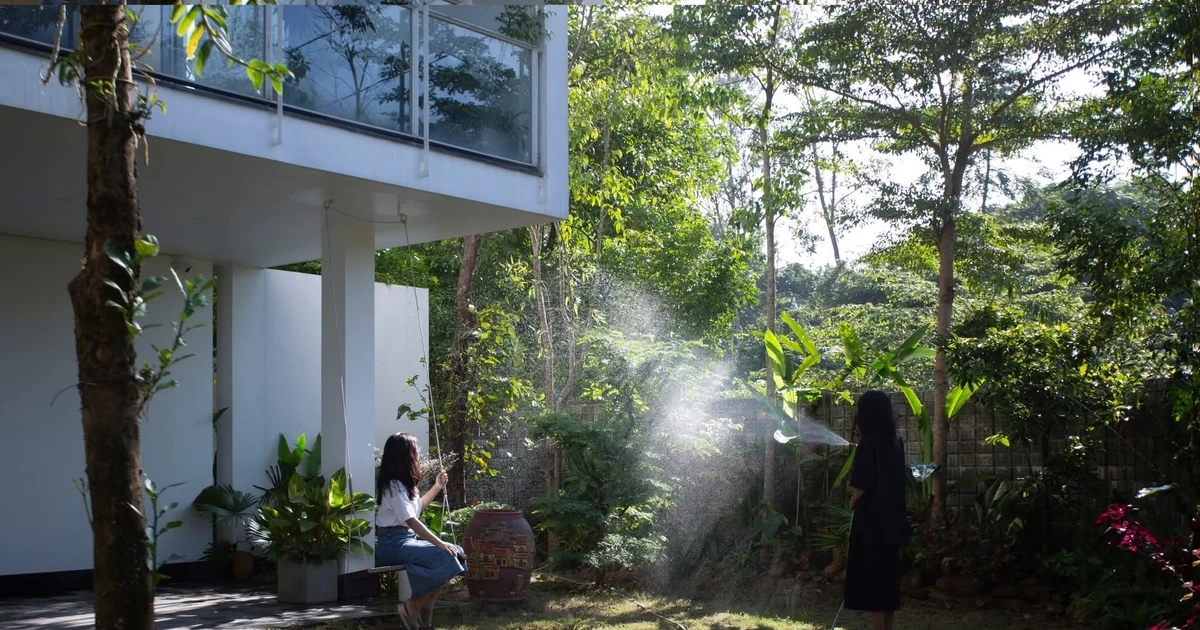 Ngôi nhà với 2 khu vườn trước sau xanh mát