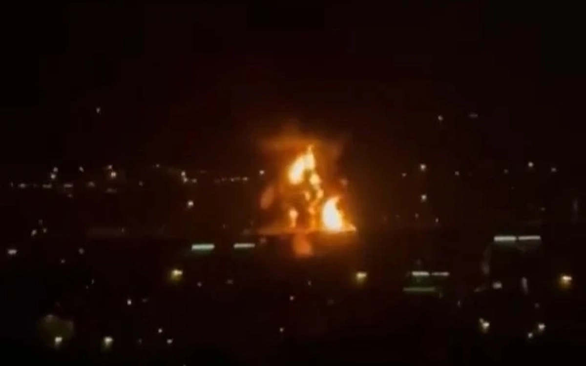 Cháy thùng nhiên liệu vì máy bay không người lái, sân bay Dubai 'tê liệt'