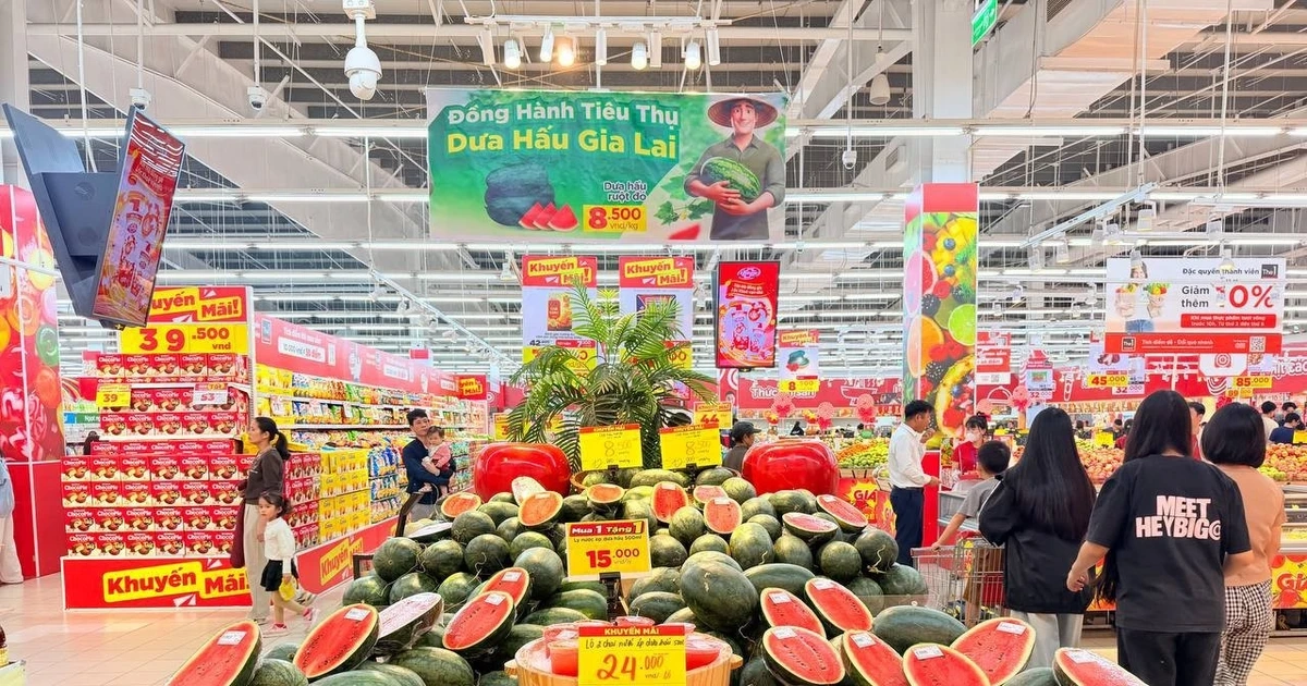 Dưa hấu, xoài vào mùa, giá rẻ bất ngờ