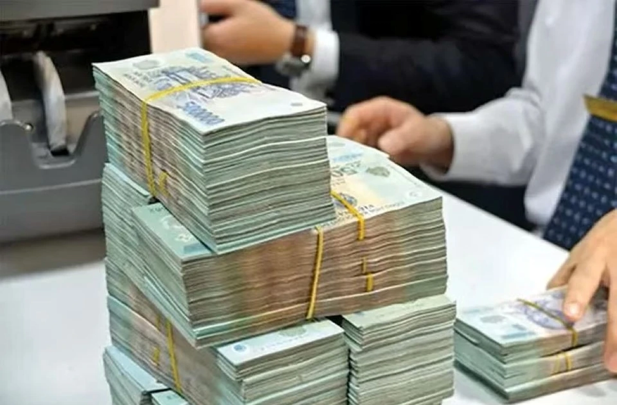 Vì sao nhiều người mang tiền gửi ngân hàng?