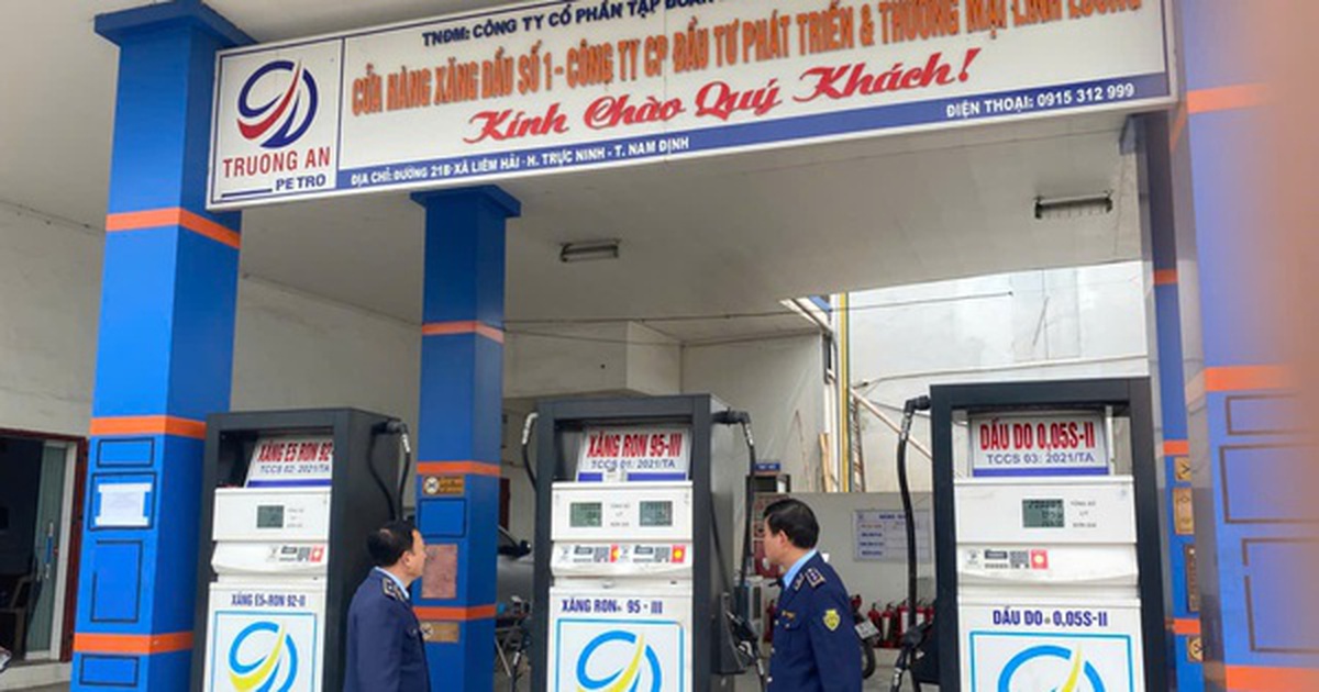 Một cây xăng bị phạt vì bán giá cao hơn quy định