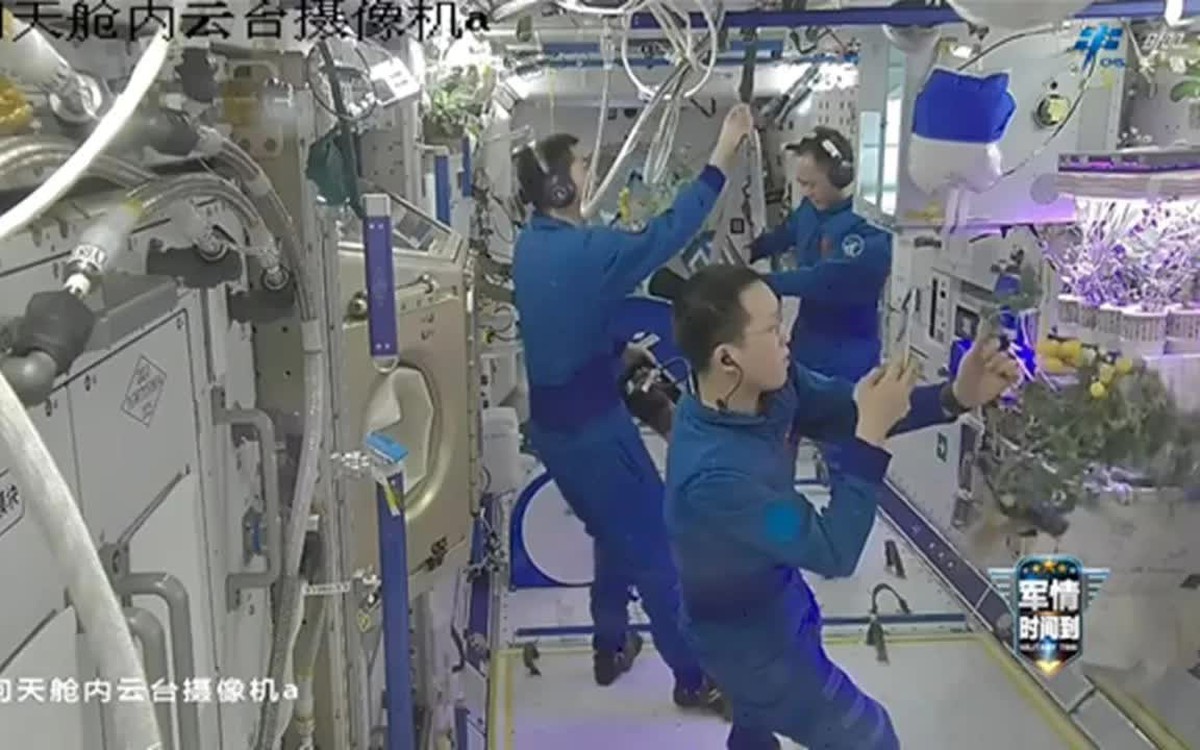 Phi hành đoàn Thần Châu-21 lần đầu thu hoạch “cà chua vũ trụ”