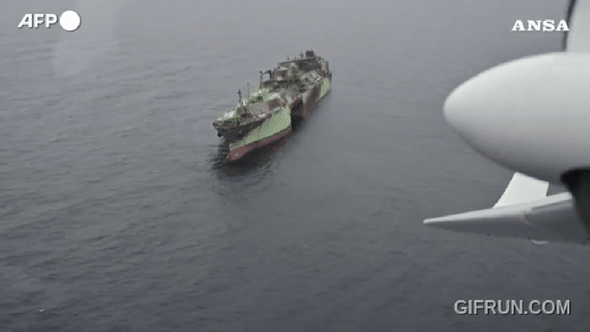 Thủy thủ bỏ đi, tàu Nga chở 900 tấn dầu trôi dạt giữa biển, châu Âu cảnh báo nguy hiểm: Chuyện gì đã xảy ra?