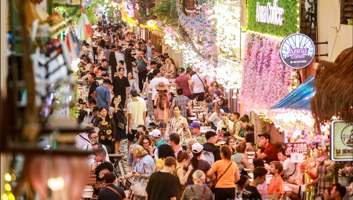 Không phải Bùi Viện, con phố này ở Việt Nam được báo Tây ví ghé đây như "đi Paris phải xem tháp Eiffel"