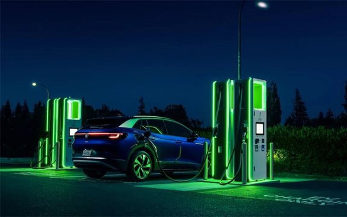 Thiếu 90.000 tấn dầu, quốc gia này buộc phải kêu gọi người dân ngừng sạc xe điện vào ban đêm