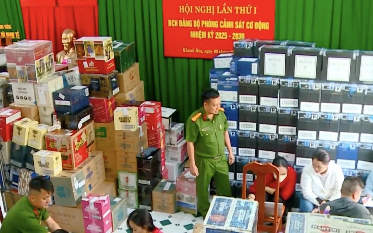 Mua hàng chục nghìn chai rượu lậu, dán tem giả bán ra thị trường