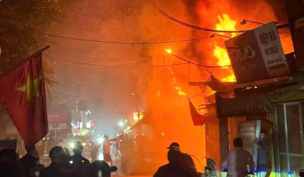 Ngôi nhà trên phố Định Công Hạ ở Hà Nội bốc cháy dữ dội