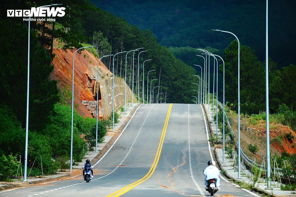 Cận cảnh đường vành đai 870 tỷ đồng, băng qua rừng thông xanh mát của Đà Lạt