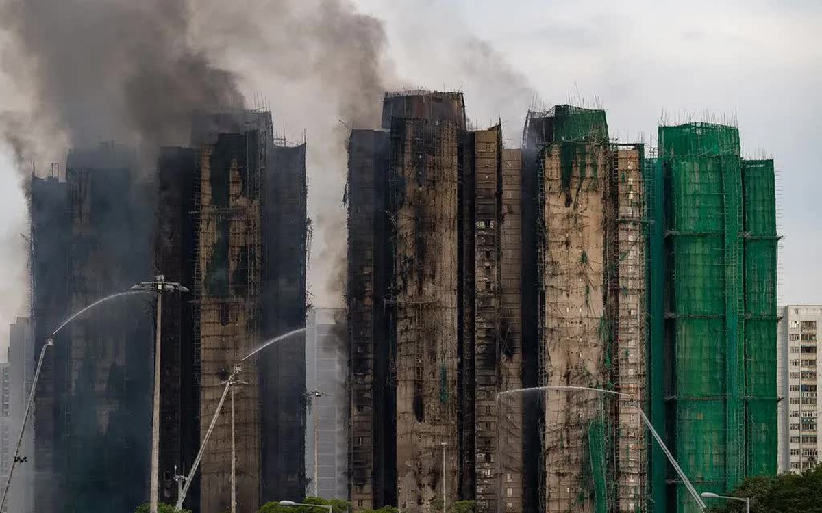 Cháy lớn tại khu nhà ở Hong Kong (Trung Quốc), gần 100 người đi sơ tán