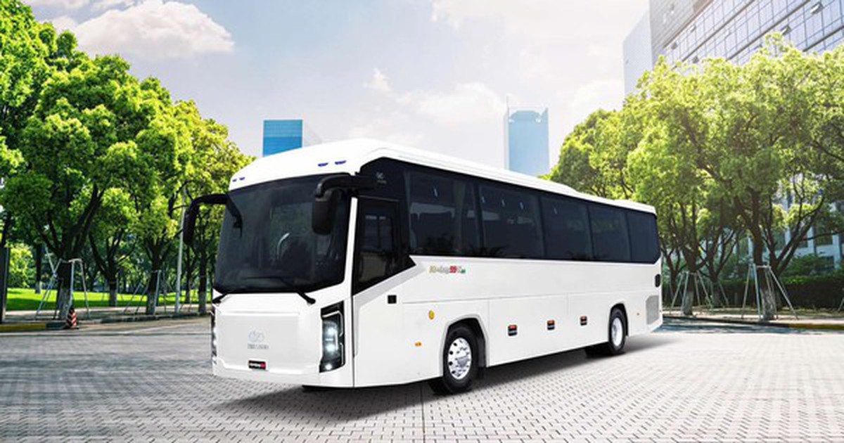 KIM LONG MOTOR xuất khẩu lô xe bus "Made in Việt Nam" thuần điện và diesel đầu tiên sang Thái Lan