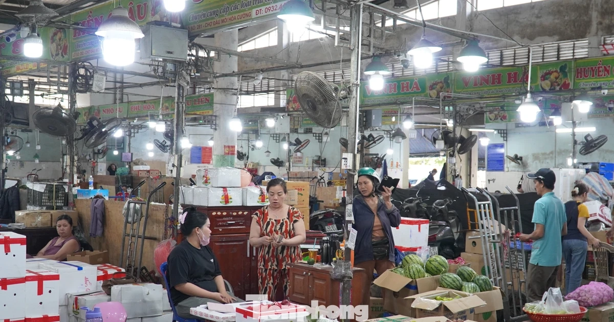 Tiểu thương chợ đầu mối 'đứng ngồi không yên' vì cước phí phi mã