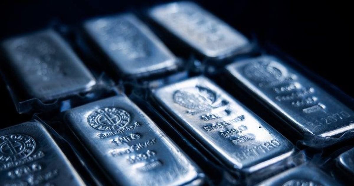 Quỹ bạc lớn nhất thế giới vung tiền bắt đáy khi giá xuống dưới 70 USD