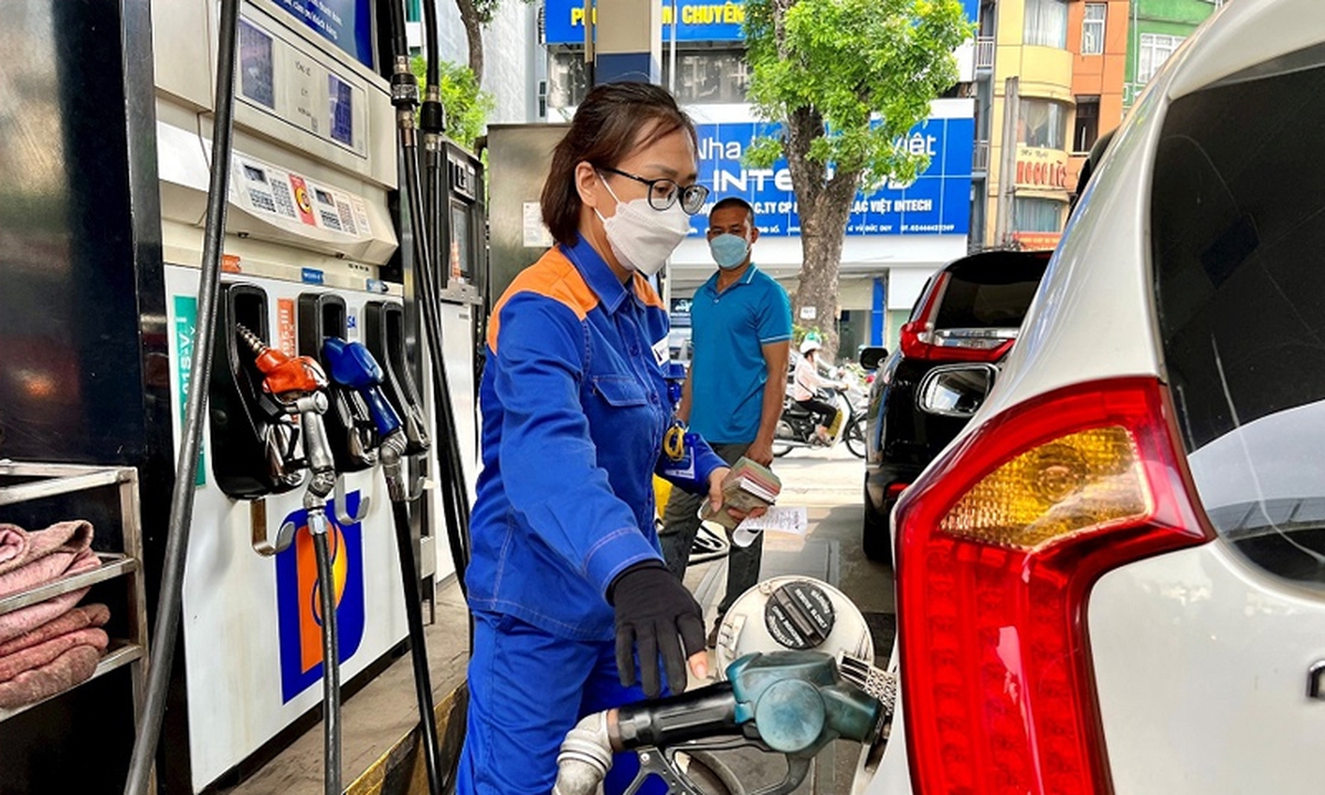 Bộ Chính trị: Giảm thiểu biến động tăng giá nguyên liệu, nhiên liệu trong nước