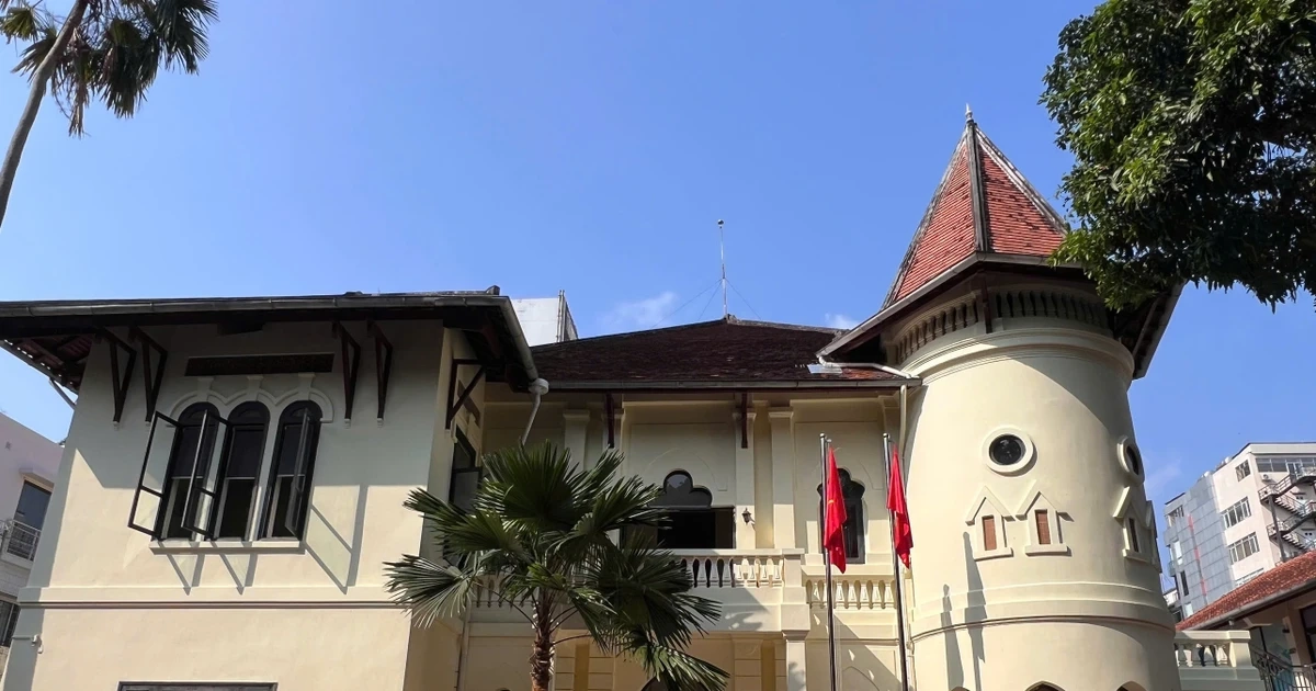 Lâu đài gần 100 tuổi giữa phố ở TPHCM bất ngờ gây sốt