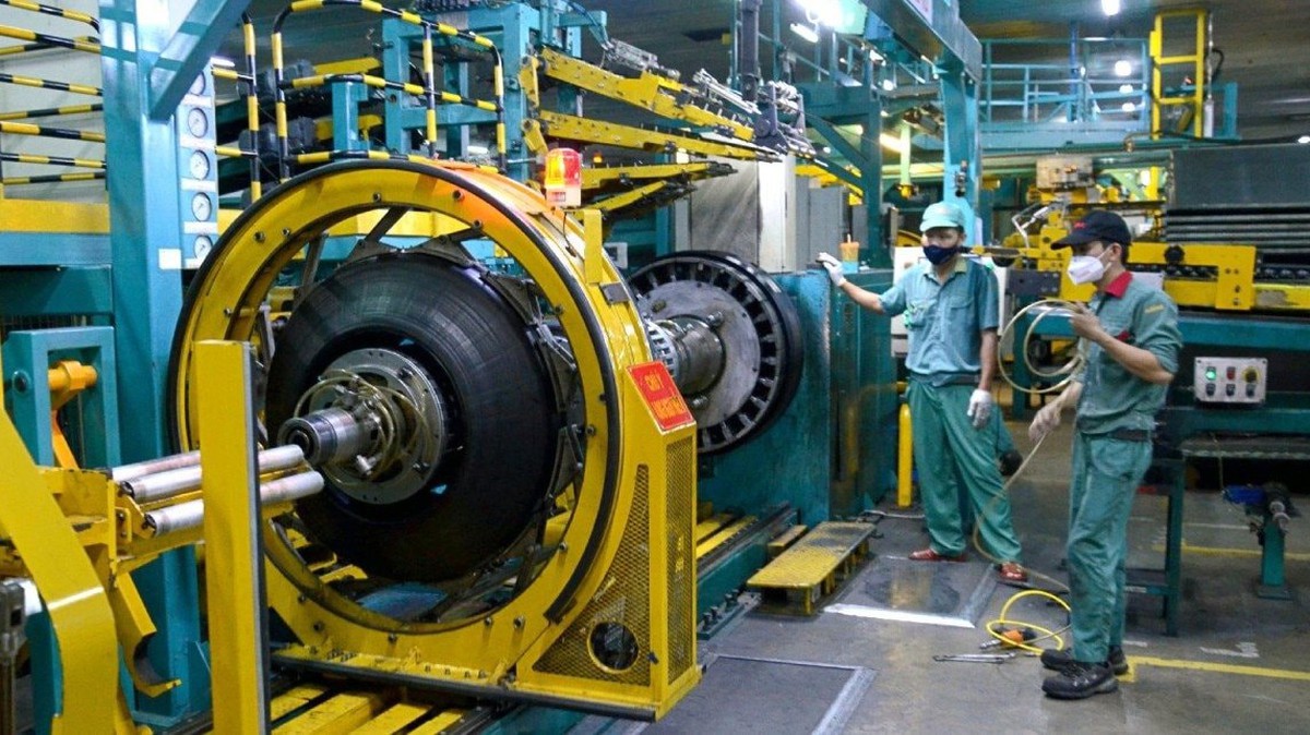 Hai Phó Tổng giám đốc làm việc trên dưới 30 năm ở một công ty cao su xin nghỉ việc cùng vì lý do sức khoẻ xấu