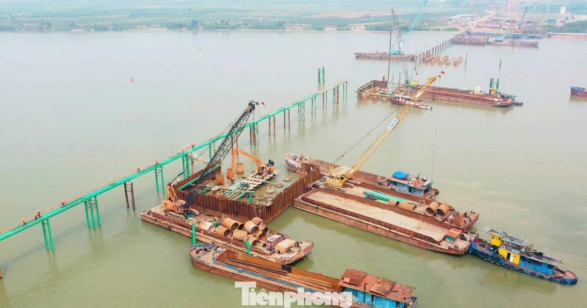 Cận cảnh đại công trường cầu Hồng Hà vượt sông Hồng, sau 5 tháng thi công