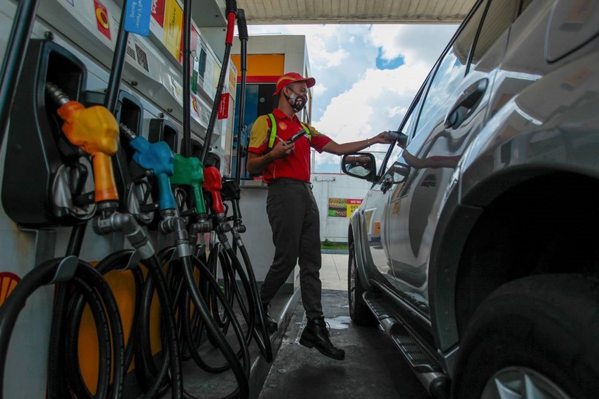 Giá xăng tại nước láng giềng Việt Nam lên sát 50.000 đồng/lít, hơn 400 cây xăng buộc phải đóng cửa