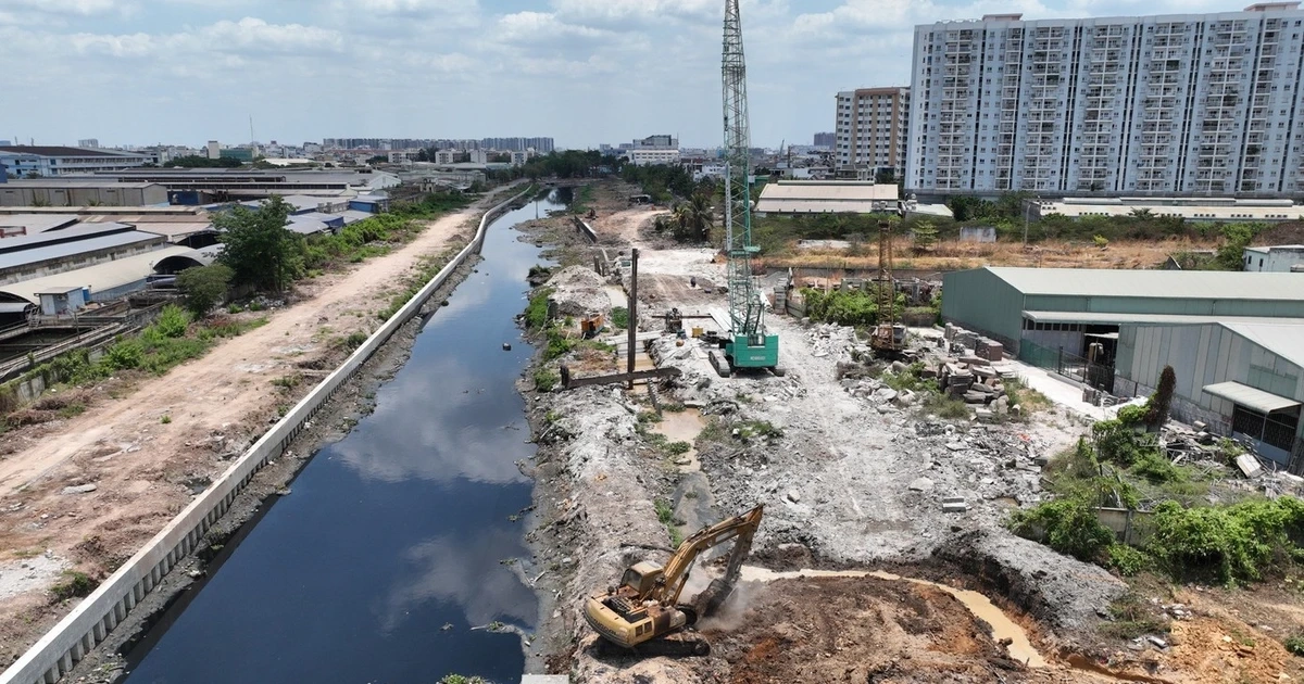 Đại dự án tại TP.HCM thiếu nghiêm trọng nhựa đường và cát để thi công