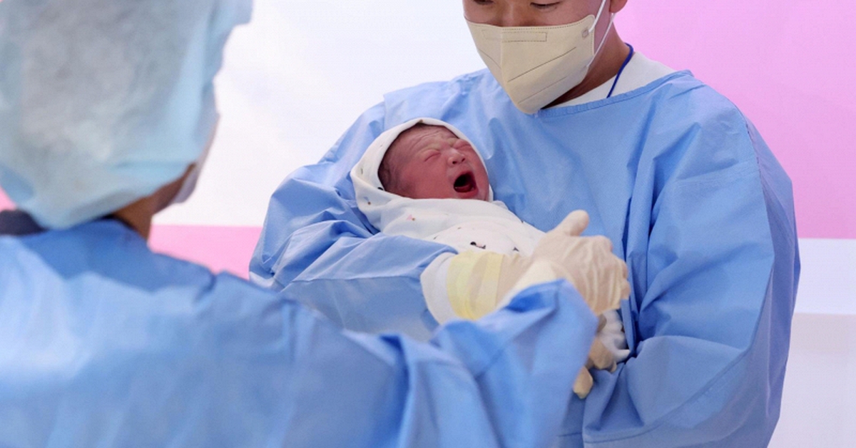 Cậu bé vừa chào đời đã được gọi là "phép màu", cả làng treo băng rôn ăn mừng vì lý do không ngờ