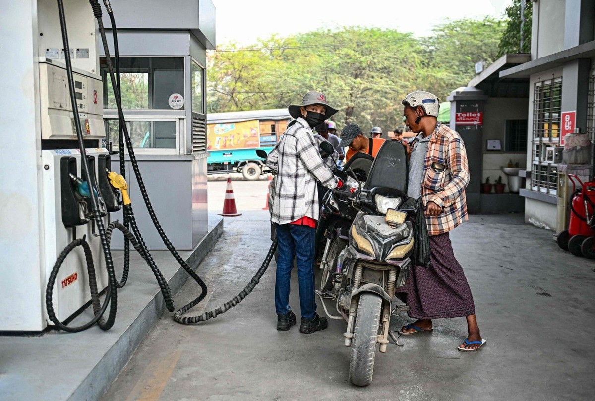 Người đi xe máy tại nước ASEAN này chỉ được mua 8 lít xăng mỗi tuần