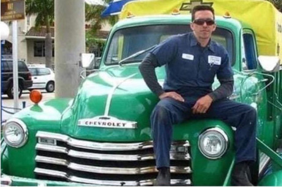 Cạn xăng kéo dài, đường phố Cuba xuất hiện cảnh ‘tương lai’: Vật thể chở người rồi đi băng băng trên nước