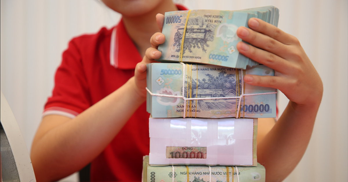 Người dân ồ ạt gửi tiền vào ngân hàng