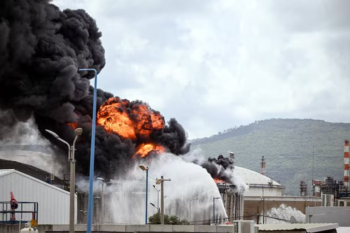 Kho dầu Israel trúng mảnh vỡ tên lửa, bốc cháy dữ dội