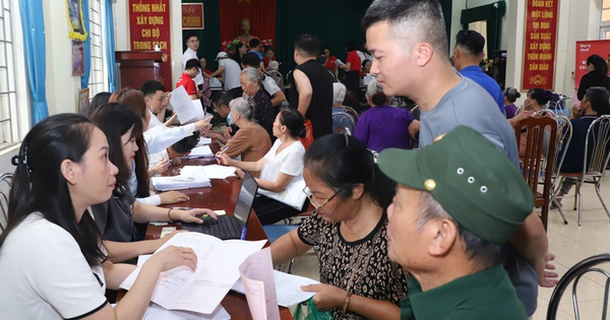 Người dân đổ về nhà văn hóa nhận tiền đền bù đất của siêu dự án Olympic 925.000 tỷ đồng có quy mô lớn nhất lịch sử Vingroup