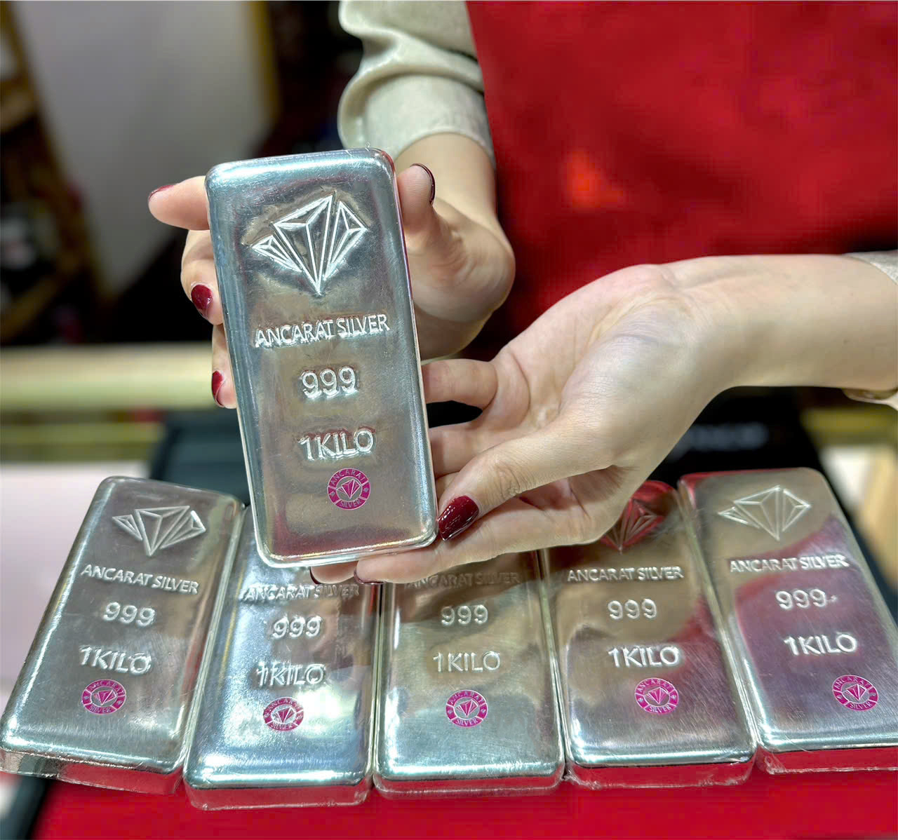 Giá bạc hôm nay 17-3: Bất ngờ tăng nhanh hơn vàng - Ảnh 1