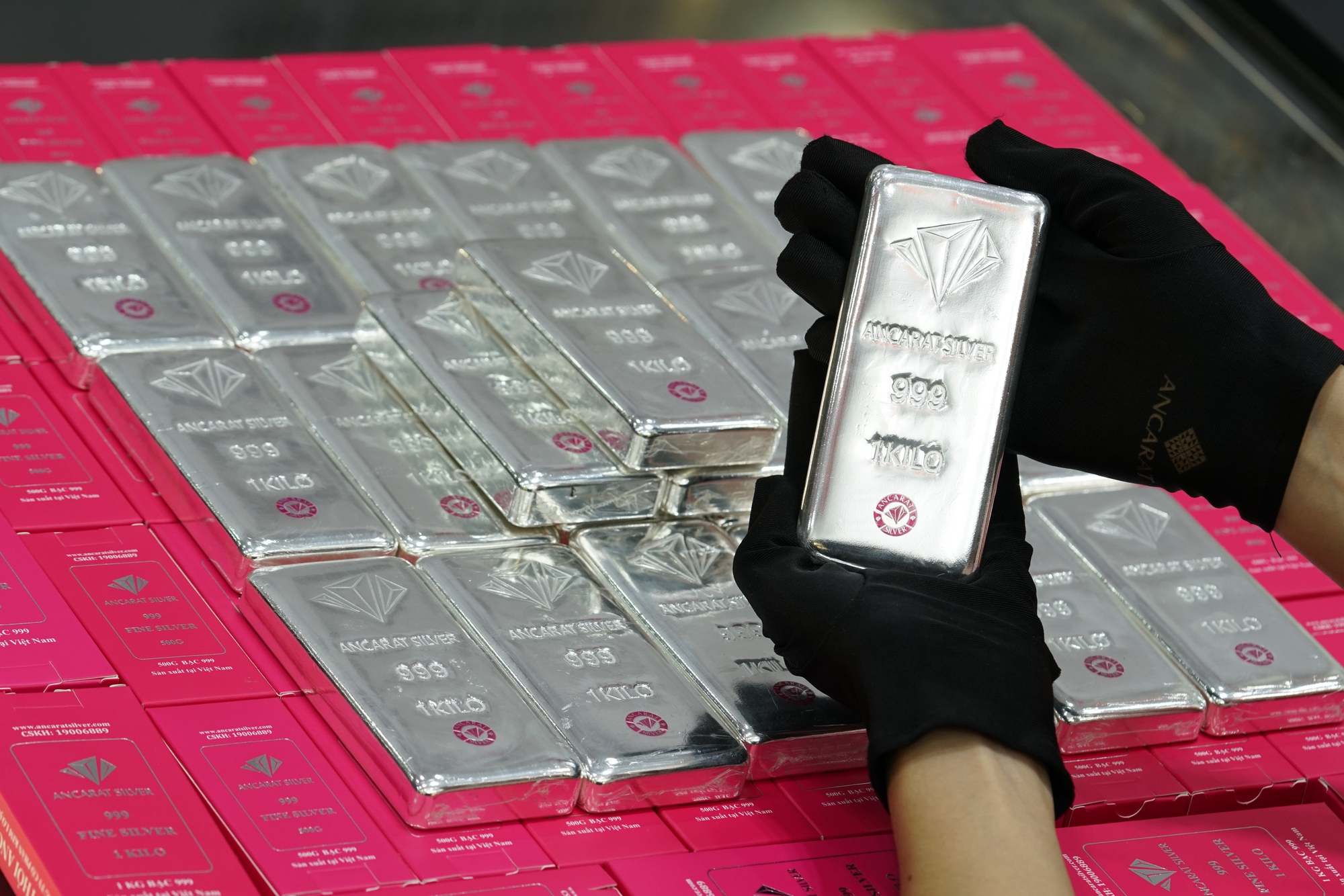 Sáng 2-3, giá vàng miếng SJC tăng mạnh, bạc thỏi xấp xỉ 100 triệu đồng/kg - Ảnh 2