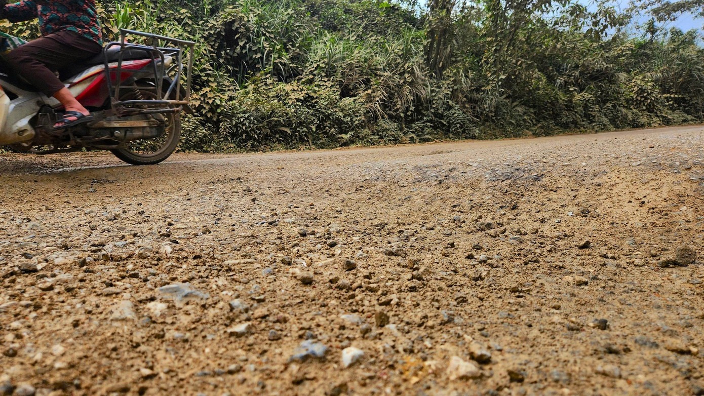 Quốc lộ 15 xuống cấp, chi chít ổ gà, ổ voi - Ảnh 4