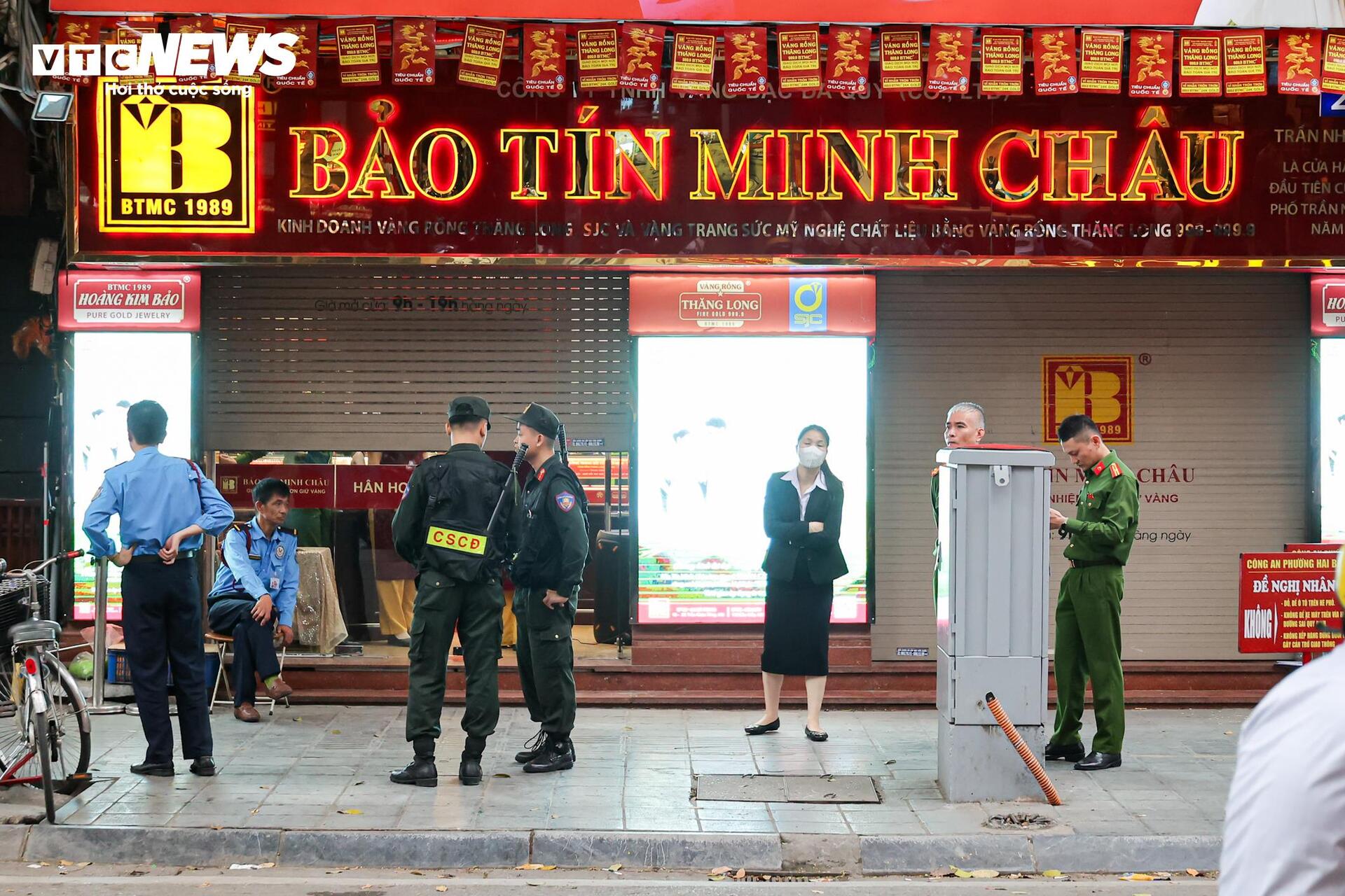 Công an thu giữ nhiều thùng tài liệu tại 2 cửa hàng Bảo Tín Minh Châu ở Hà Nội - Ảnh 4