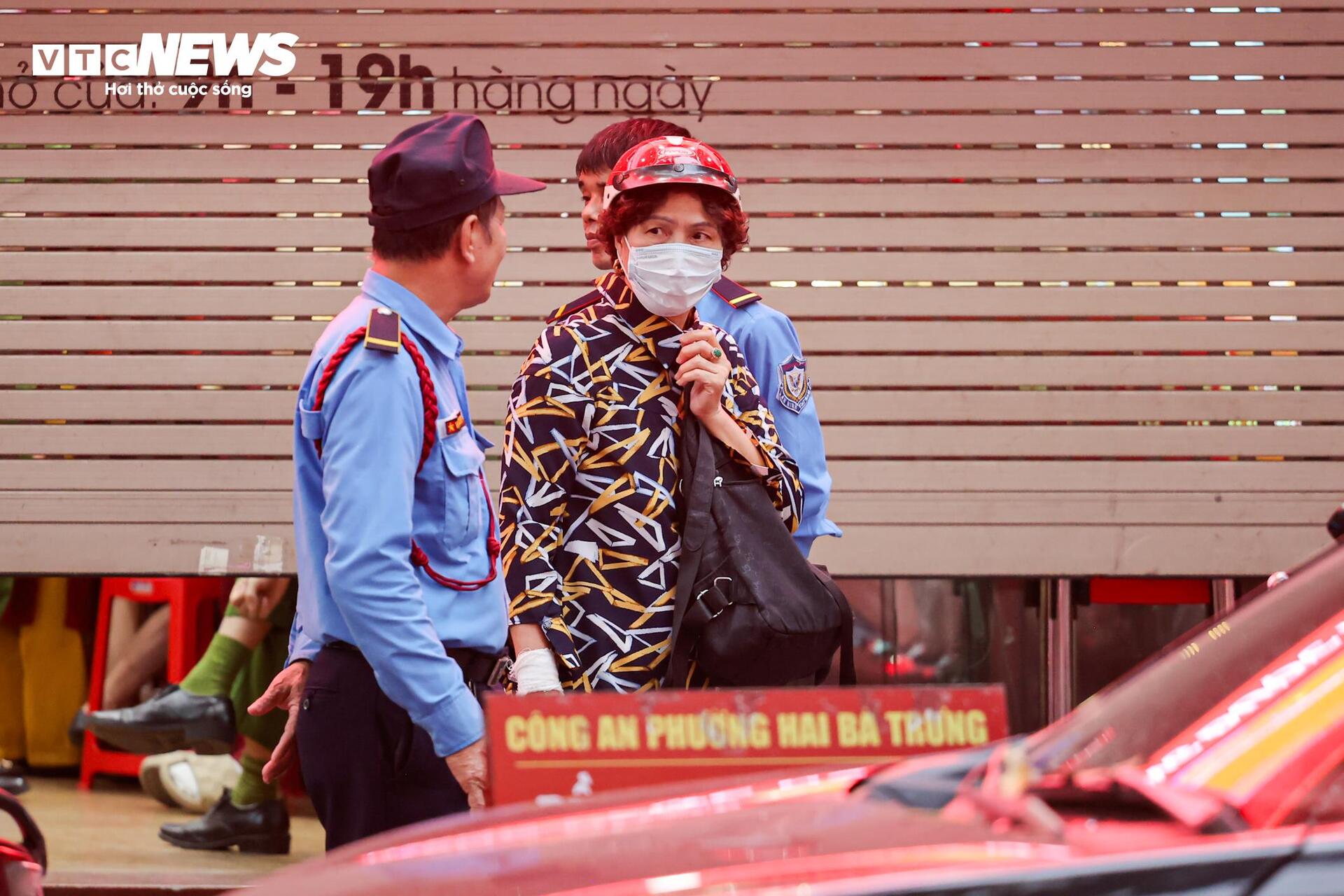 Công an thu giữ nhiều thùng tài liệu tại 2 cửa hàng Bảo Tín Minh Châu ở Hà Nội - Ảnh 6