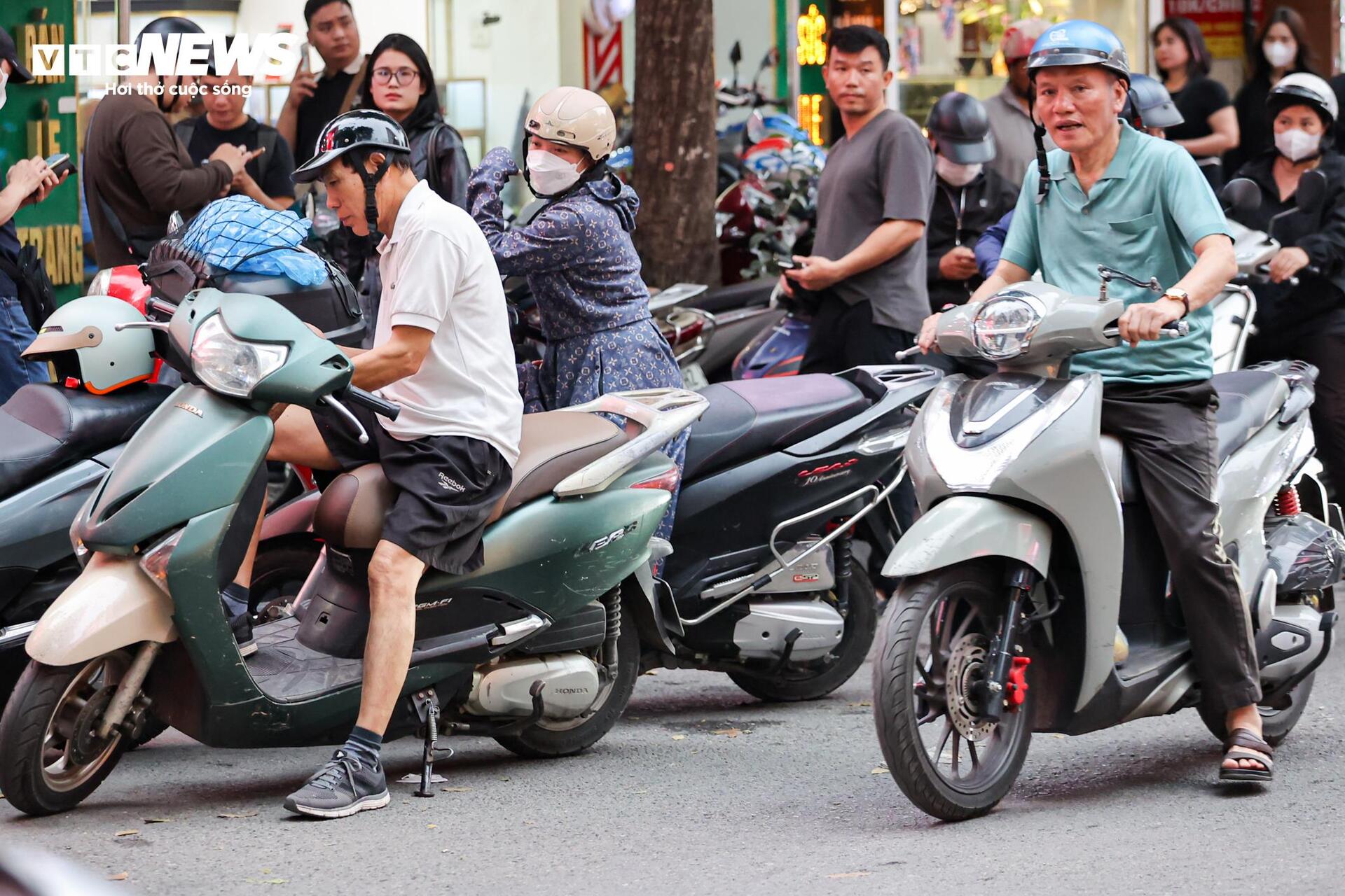 Công an thu giữ nhiều thùng tài liệu tại 2 cửa hàng Bảo Tín Minh Châu ở Hà Nội - Ảnh 8