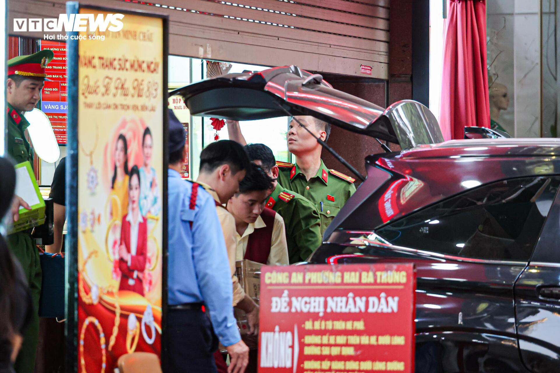 Công an thu giữ nhiều thùng tài liệu tại 2 cửa hàng Bảo Tín Minh Châu ở Hà Nội - Ảnh 7