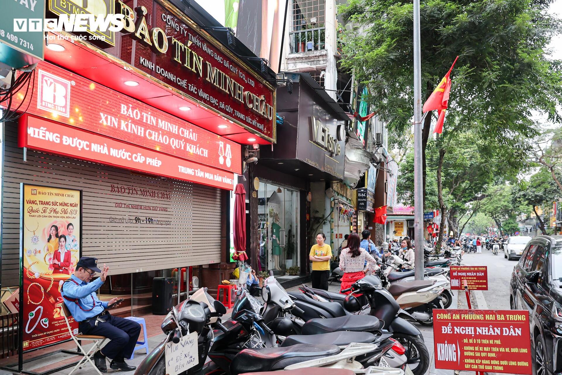 Công an thu giữ nhiều thùng tài liệu tại 2 cửa hàng Bảo Tín Minh Châu ở Hà Nội - Ảnh 5