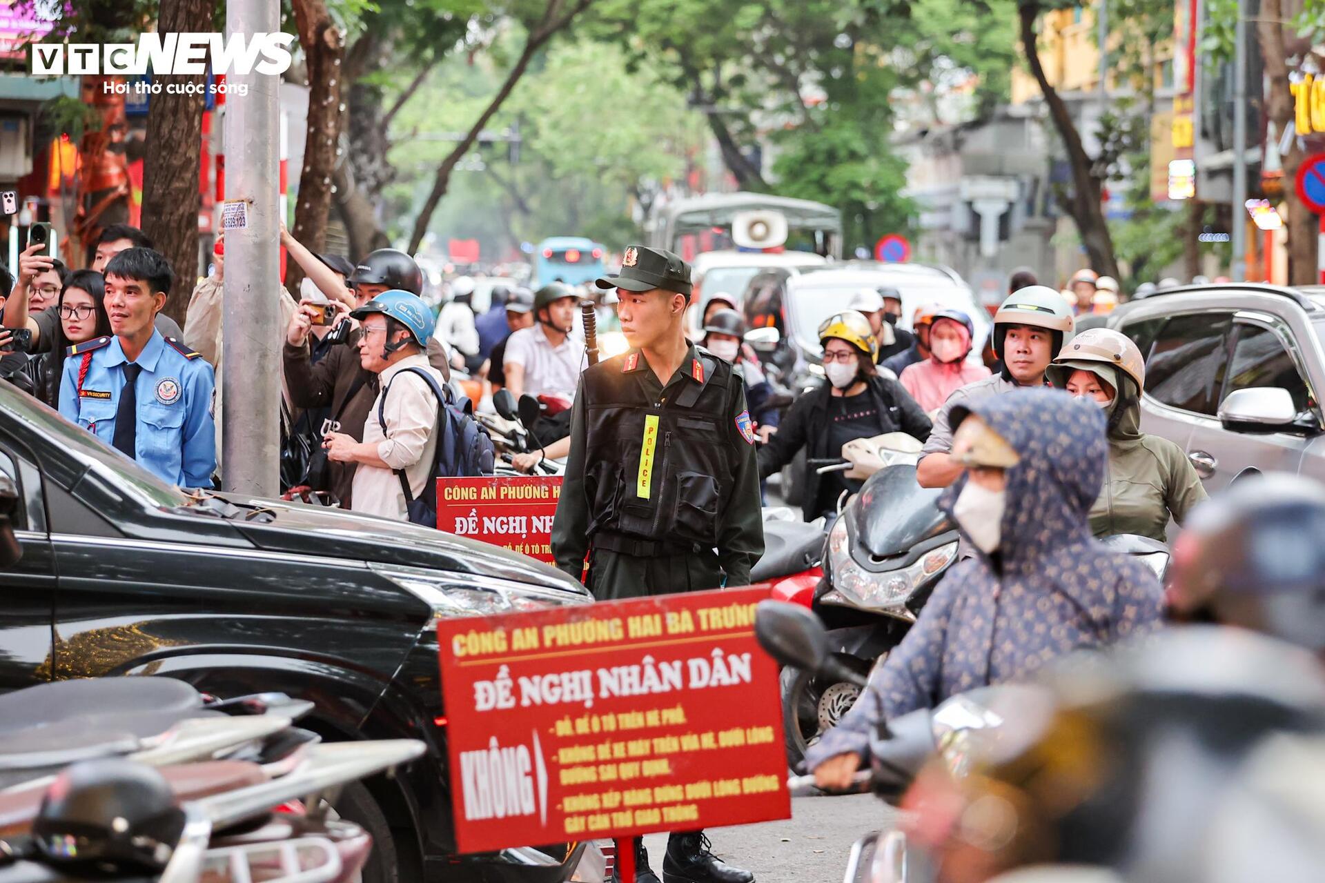 Công an thu giữ nhiều thùng tài liệu tại 2 cửa hàng Bảo Tín Minh Châu ở Hà Nội - Ảnh 9