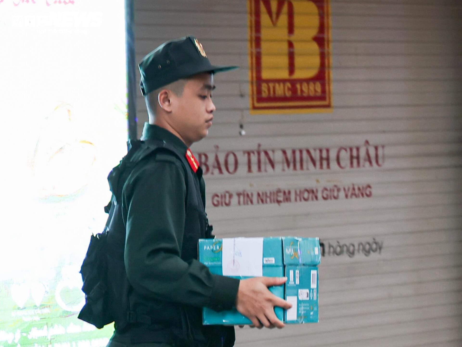 Công an thu giữ nhiều thùng tài liệu tại 2 cửa hàng Bảo Tín Minh Châu ở Hà Nội - Ảnh 3