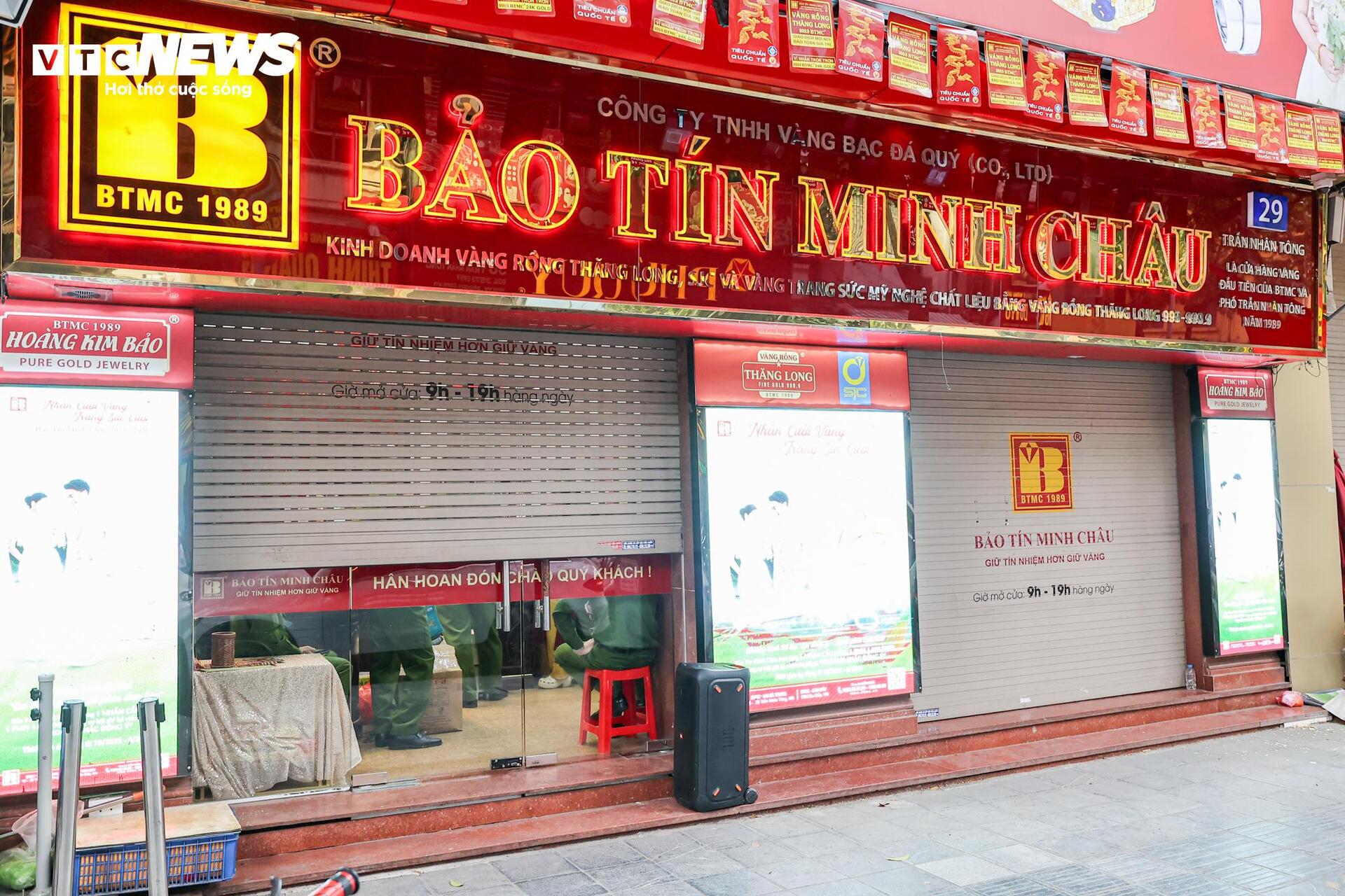 Công an thu giữ nhiều thùng tài liệu tại 2 cửa hàng Bảo Tín Minh Châu ở Hà Nội - Ảnh 1