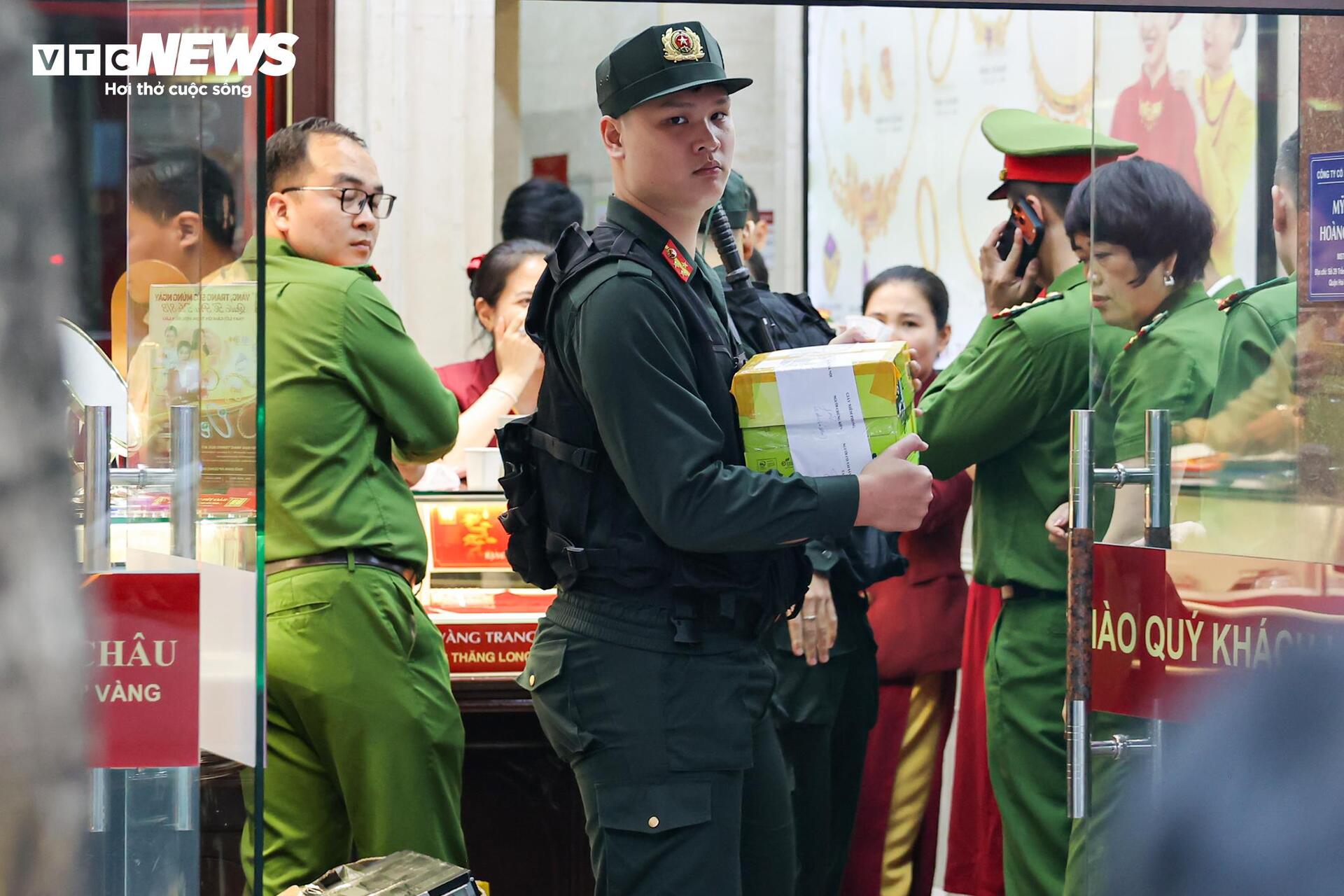 Công an thu giữ nhiều thùng tài liệu tại 2 cửa hàng Bảo Tín Minh Châu ở Hà Nội - Ảnh 2